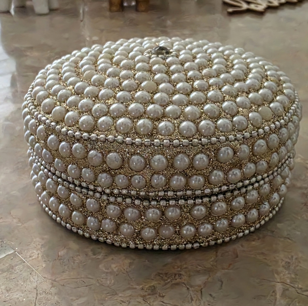 Vintage -.Elegant Pearl Embellished Women’s Jewelry Box